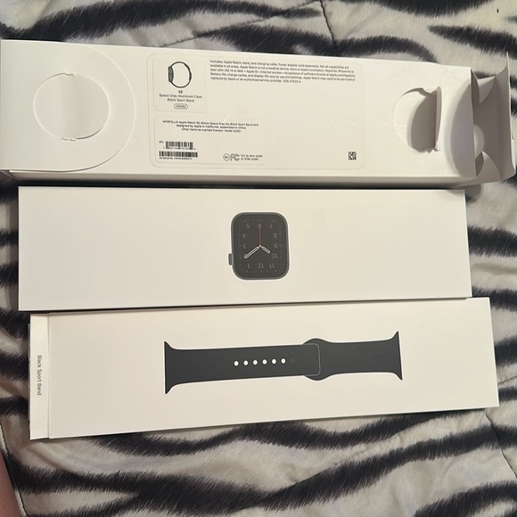 APPLE WATCH SE LIKE NEW!! - Picture 9 of 10